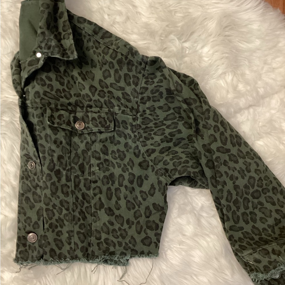 MAIN STRIP OVERSIZED LEOPARD CROPPED RAW HEM DENIM JACKET